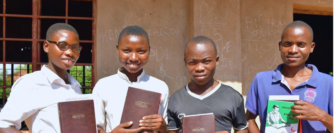 Statement of faith - students with bibles